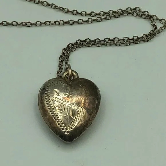 VINTAGE SILVER Puffed Heart Foliage Etch Pendant Necklace on Chain Retro Kitsch - Picture 7 of 16